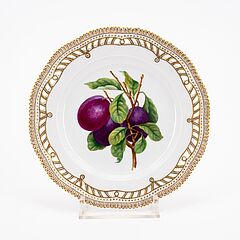 Royal Copenhagen - Sieben Teller mit durchbrochenem Rand und Obstdekor, 79057-1, Van Ham Kunstauktionen