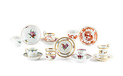 Meissen - Sieben Tassen und Untertassen mit Blumen- Insekten- und Drachendekor, 76821-133, Van Ham Kunstauktionen