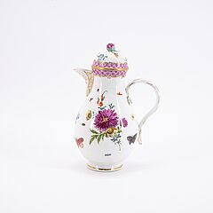 Meissen - Sauciere mit Maskarons Kaffeekanne und Eisgefaess mit Blumendekoren, 79388-2, Van Ham Kunstauktionen