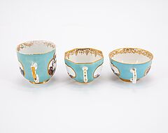 Meissen - Tasse mit Untertasse und zwei Tassen mit Tuerkisfond und Landschaftskartuschen, 76821-82, Van Ham Kunstauktionen