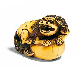 Netsuke eines Shishi-Loewens auf grossem Ball, 66362-14, Van Ham Kunstauktionen