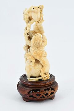 Okimono mit Affe und Froeschen auf Schaedel, 74103-6, Van Ham Kunstauktionen