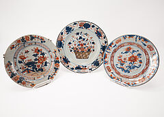Japan - Drei Teller mit Bluetendekor, 75502-3, Van Ham Kunstauktionen