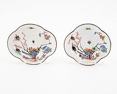 Meissen - Eine Tasse und drei Untertassen mit Gelbfond und Vogel-Fels-Dekor, 76821-230, Van Ham Kunstauktionen