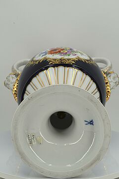 Meissen - Schlangenhenkelvase und kleine Deckelvase mit kobaltblauem Fond, 70010-2, Van Ham Kunstauktionen