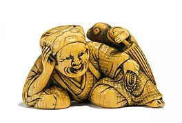 Netsuke Liegender Sarumawashi mit Aeffchen, 66362-56, Van Ham Kunstauktionen