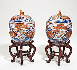 Paar grosse Imari-Deckelgefaesse mit Phoenix und Loewenknauf, 69764-2, Van Ham Kunstauktionen