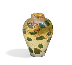 Louis Comfort Tiffany - Zwei kleine Balustervasen mit irisierenden Dekoren, 65452-45, Van Ham Kunstauktionen