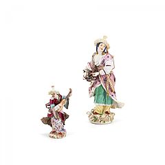 Meissen - Grosse Figur einer Drehleier spielenden Malabarin und kleine Figur eines Leier spielenden Malabars, 79883-10, Van Ham Kunstauktionen