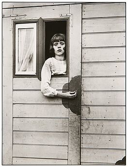 August Sander - Maedchen im Kirmeswagen, 58181-2, Van Ham Kunstauktionen