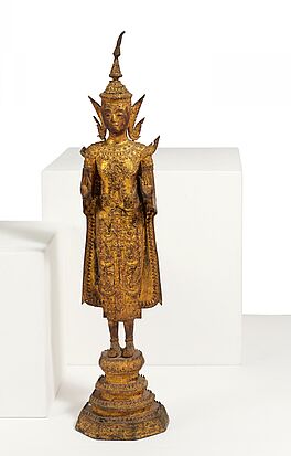 Stehender Buddha in abhaya mudra auf getrepptem Sockel, 79955-46, Van Ham Kunstauktionen