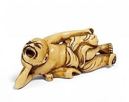 Netsuke Liegender Mann mit Spielwuerfel, 65350-32, Van Ham Kunstauktionen