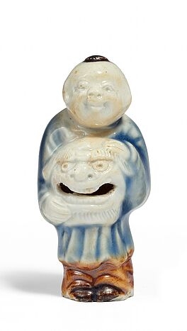 Netsuke Karako mit Loewenmaske mit beweglicher Kugel, 65350-44, Van Ham Kunstauktionen