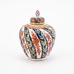 Meissen - Teedose und Untertasse mit Streifendekor in der Art Ostasiatischer Brokatware, 76821-186, Van Ham Kunstauktionen