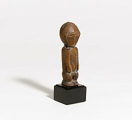 Sitzende Figur, 68000-20, Van Ham Kunstauktionen