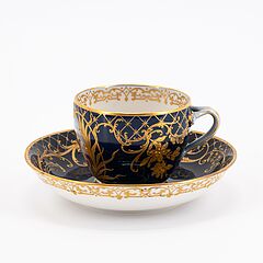 KPM - Tasse und Untertasse mit kobaltblauem Fond und Amoretten, 79607-33, Van Ham Kunstauktionen