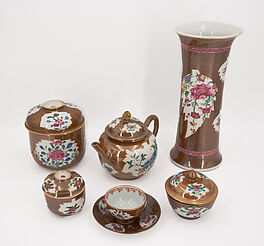 Grosse Gruppe von 45 Teilen Famille Rose mit Cafe au lait Glasur, 75906-11, Van Ham Kunstauktionen