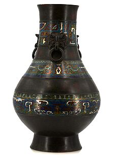 Vase in Hu-Form mit drei Ringhenkeln, 66906-5, Van Ham Kunstauktionen