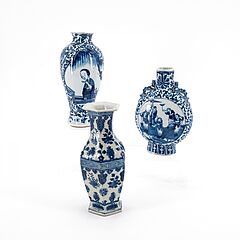 Drei Vasen mit blau-weissem Dekor, 76922-15, Van Ham Kunstauktionen