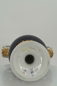 Meissen - Kleine Schlangenhenkelvase mit kobaltblauem Fond, 70010-1, Van Ham Kunstauktionen
