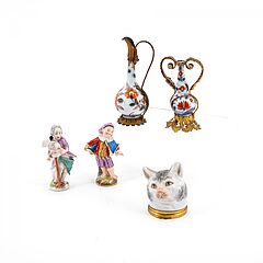 Zwei kleine Gefaesse mit Metallmontierung eine Dose in Katzenkopfform zwei kleine Kinderfiguren, 76821-45, Van Ham Kunstauktionen