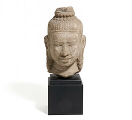 Kopf eines Bodhisattva mit schwerem Ohrschmuck, 64060-2, Van Ham Kunstauktionen