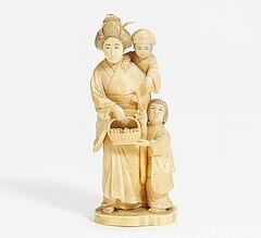 Okimono Mutter mit zwei Kindern und Fruechtekorb, 65076-2, Van Ham Kunstauktionen