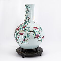 Grosse Flaschenvase Famille-Rose Nine Peach, 79866-1, Van Ham Kunstauktionen