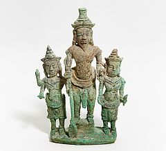 Kleine Votivfigur einer Triade des Shiva und ein Paar Saenftenhaken mit Garuda, 64361-3, Van Ham Kunstauktionen