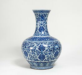 Grosse Tiangqiuping-Vase mit den Acht Buddhistischen Kostbarkeiten, 68030-1, Van Ham Kunstauktionen