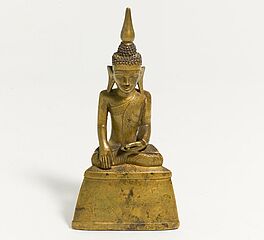 Buddha maravijaya auf hohem Sockel, 64117-4, Van Ham Kunstauktionen