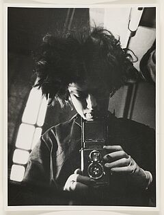 Eva Besnyoe - Selfportrait with camera, 68004-89, Van Ham Kunstauktionen