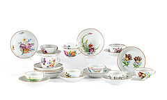 Meissen - 10 Tassen und 13 Untertassen mit verschiedenen Blumendekoren, 76821-156, Van Ham Kunstauktionen