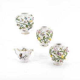 Meissen - Drei Potpourri-Vasen und ein Teekaennchen mit Schmetterlingsdekor, 76821-111, Van Ham Kunstauktionen