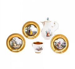 Meissen - Gruppe aus Kaffeekanne mit Reliefdekor Tasse mit Baumfaellerszene und drei Untertassen mit Parkszenen und Goldgrund, 76821-200, Van Ham Kunstauktionen