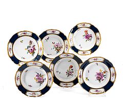 Meissen - Sechs Teller mit kobaltblauem Rand und goldgerahmten Blumenkartuschen, 79526-27, Van Ham Kunstauktionen