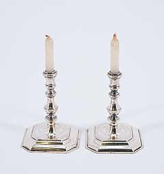 Ein Paar Miniaturleuchter ein Miniatur Spucknapf Miniatur Kohlebecken mit Stoevchen ein Miniatur Wasserkessel, 77103-126, Van Ham Kunstauktionen
