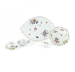 Meissen - Sieben Teile mit Blumenreliefdekoren oder Blumenmalereien, 76821-206, Van Ham Kunstauktionen