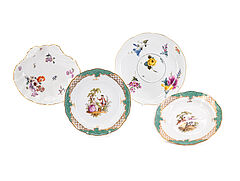 Meissen - Gruppe aus kleiner Terrine mit Unterschale rechteckiger Servierschale und einer Muschelschale mit Blumendekoren zwei Teller, 79526-28, Van Ham Kunstauktionen