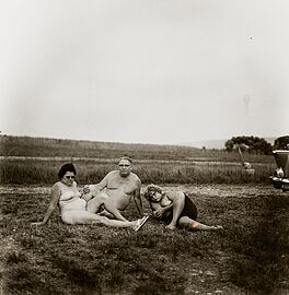 Diane Arbus - A family one evening in a nudist camp PA, 68004-48, Van Ham Kunstauktionen