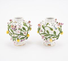 Meissen - Drei Potpourri-Vasen und ein Teekaennchen mit Schmetterlingsdekor, 76821-111, Van Ham Kunstauktionen
