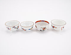 Meissen - Drei Tassen und zwei Koppchen mit Untertassen und Kakiemondekor, 76821-19, Van Ham Kunstauktionen