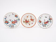 Meissen - Tasse und vier Untertassen mit asiatischen Dekoren, 76821-9, Van Ham Kunstauktionen