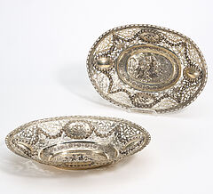 Paar ovale Anbietkoerbe mit reliefierten Puttenszenen, 73407-5, Van Ham Kunstauktionen