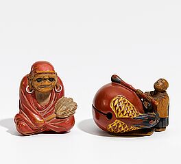 Zwei Netsuke Daruma und Mann mit grosser Mokugyo-Trommel, 63200-13, Van Ham Kunstauktionen