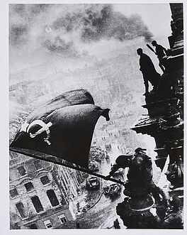 Yevgeny Khaldei - Soviet Flag over the Reichstag, 74034-6, Van Ham Kunstauktionen