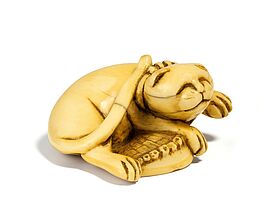 Netsuke Katze mit Awabi-Schnecke, 66362-31, Van Ham Kunstauktionen