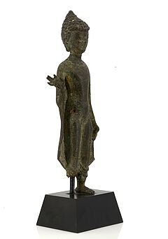 Stehender Buddha mit offenem Gewand, 66534-4, Van Ham Kunstauktionen