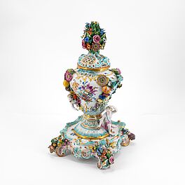 Meissen - Dreiteilige Potpourri-Vase mit aufgelegten Blueten und Puttenzier, 77282-1, Van Ham Kunstauktionen