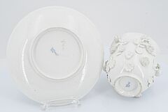 Meissen - Koppchen und Unterschale mit aufgelegten Blueten, 70233-3, Van Ham Kunstauktionen